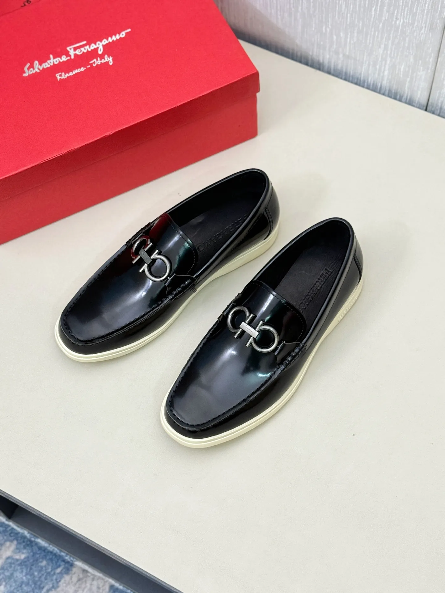 [Ferragamo] P: 580💰 Number of yards: 38~44 (45 orders are non-returnable) Ferragam's new men's driving shoes, the fabric is made of imported cowhide, with visible texture, heavy industrial stitching, dyed calfskin inside, standard logo cowhide feet, big-name experience, soft and comfortable on the feet, a men's favorite, special non-slip and wear-resistant rubber soles, easy to handle various occasions, with original box packaging!